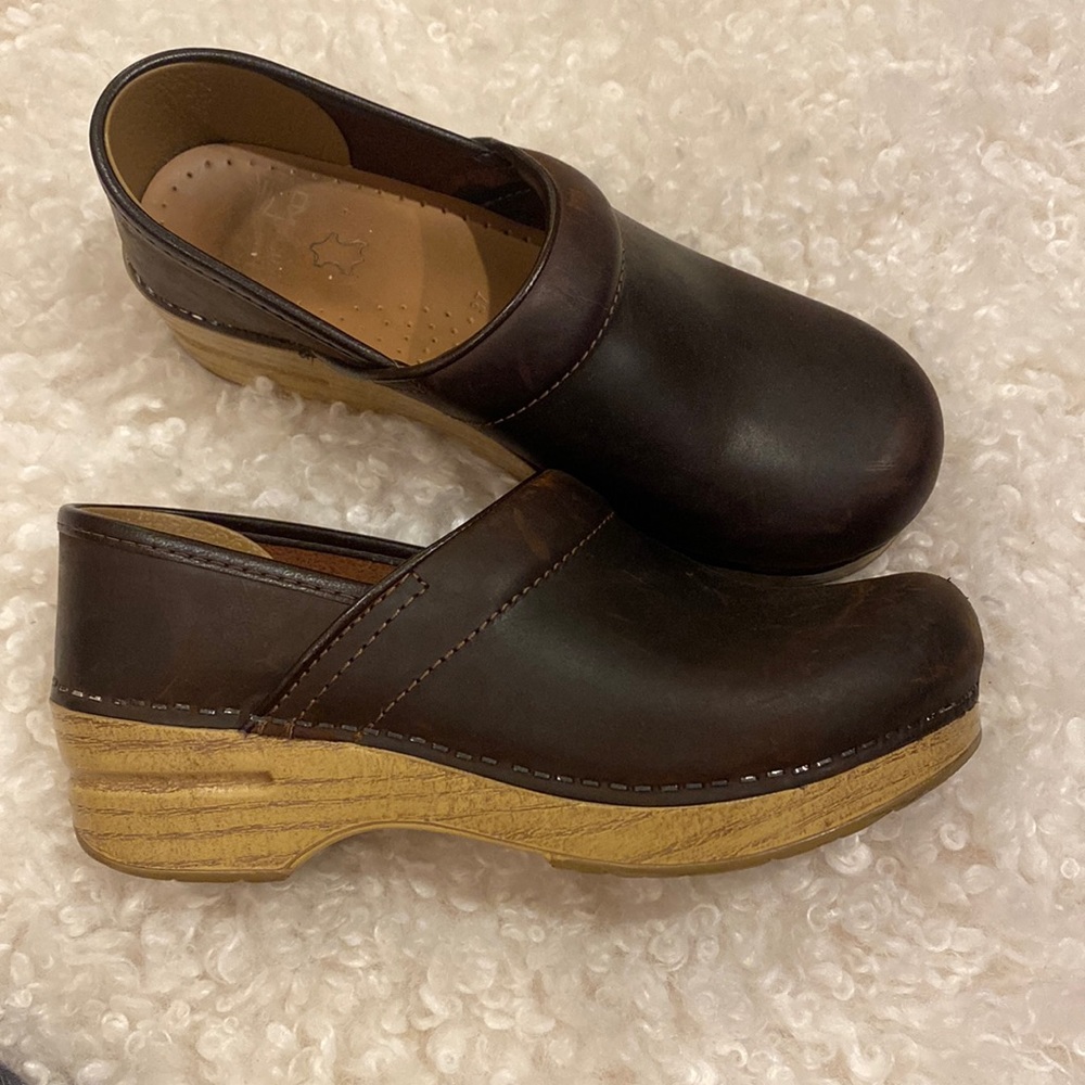 Leather dankso clogs